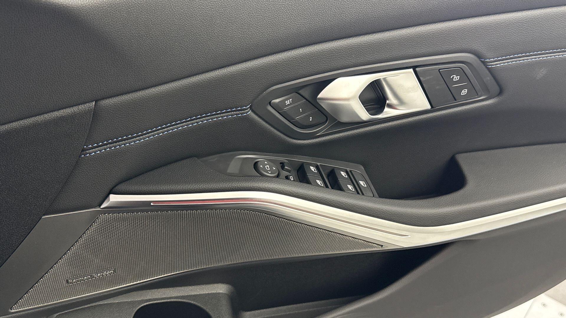 BMW 3 Series view 20
