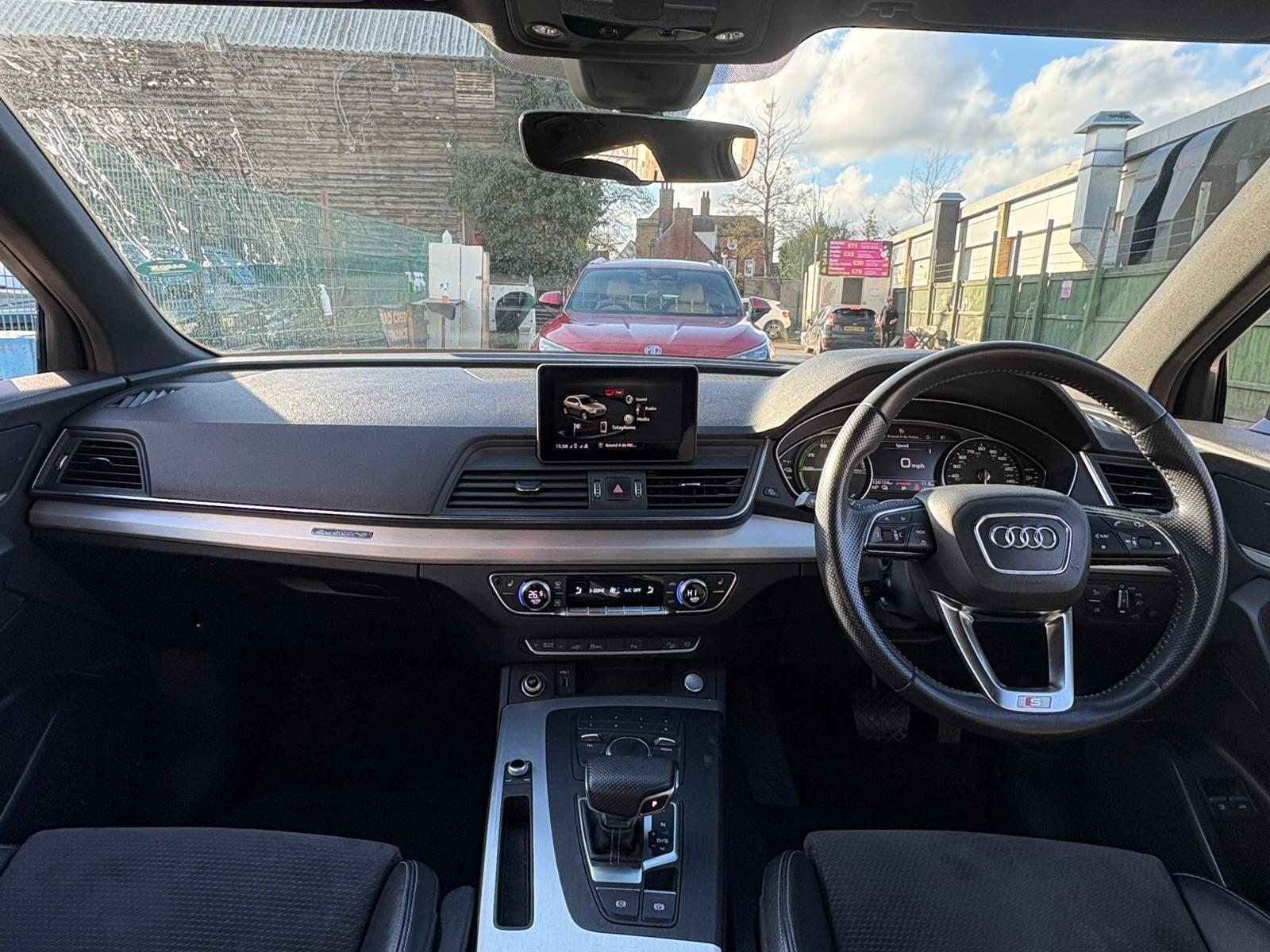 Audi Q5 view 4