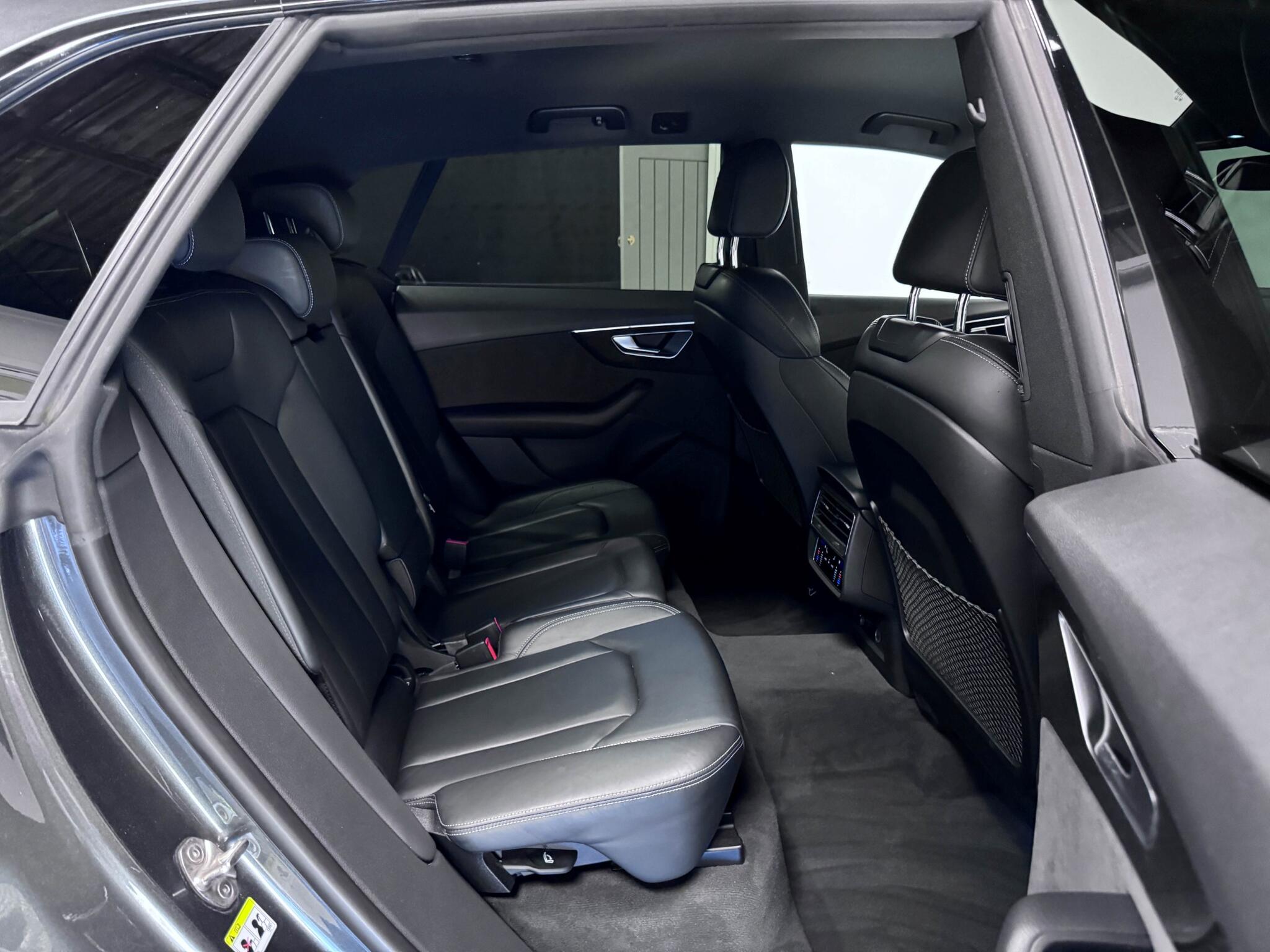 Audi Q8 view 31