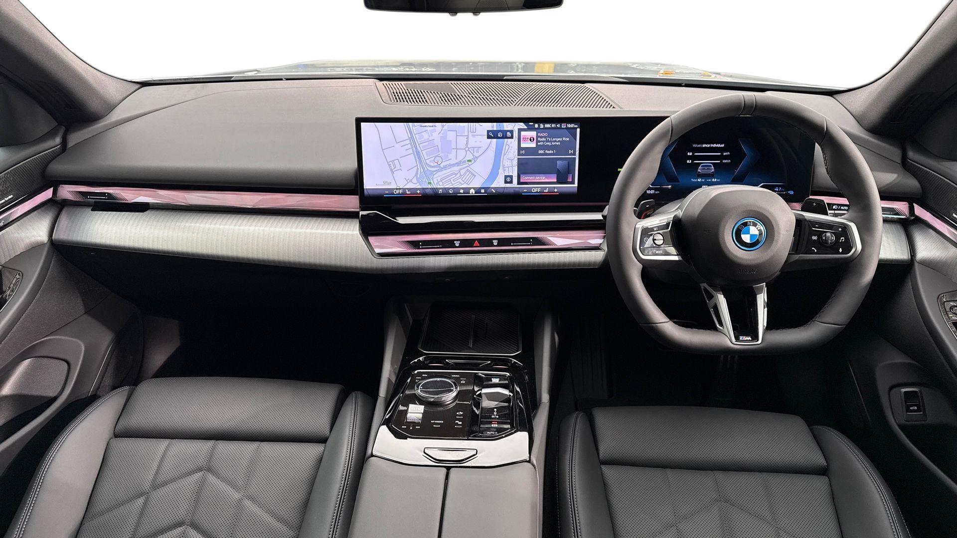 BMW 5 Series view 4
