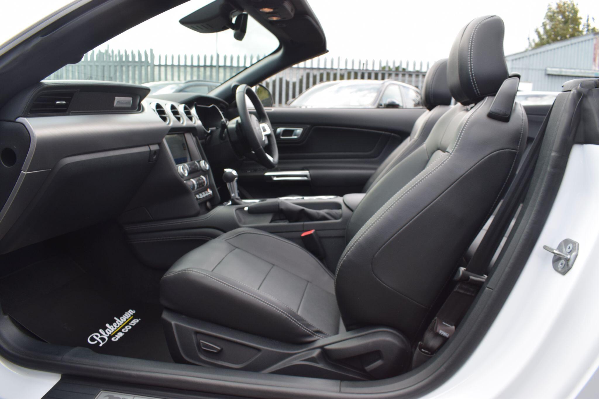 Ford Mustang view 9