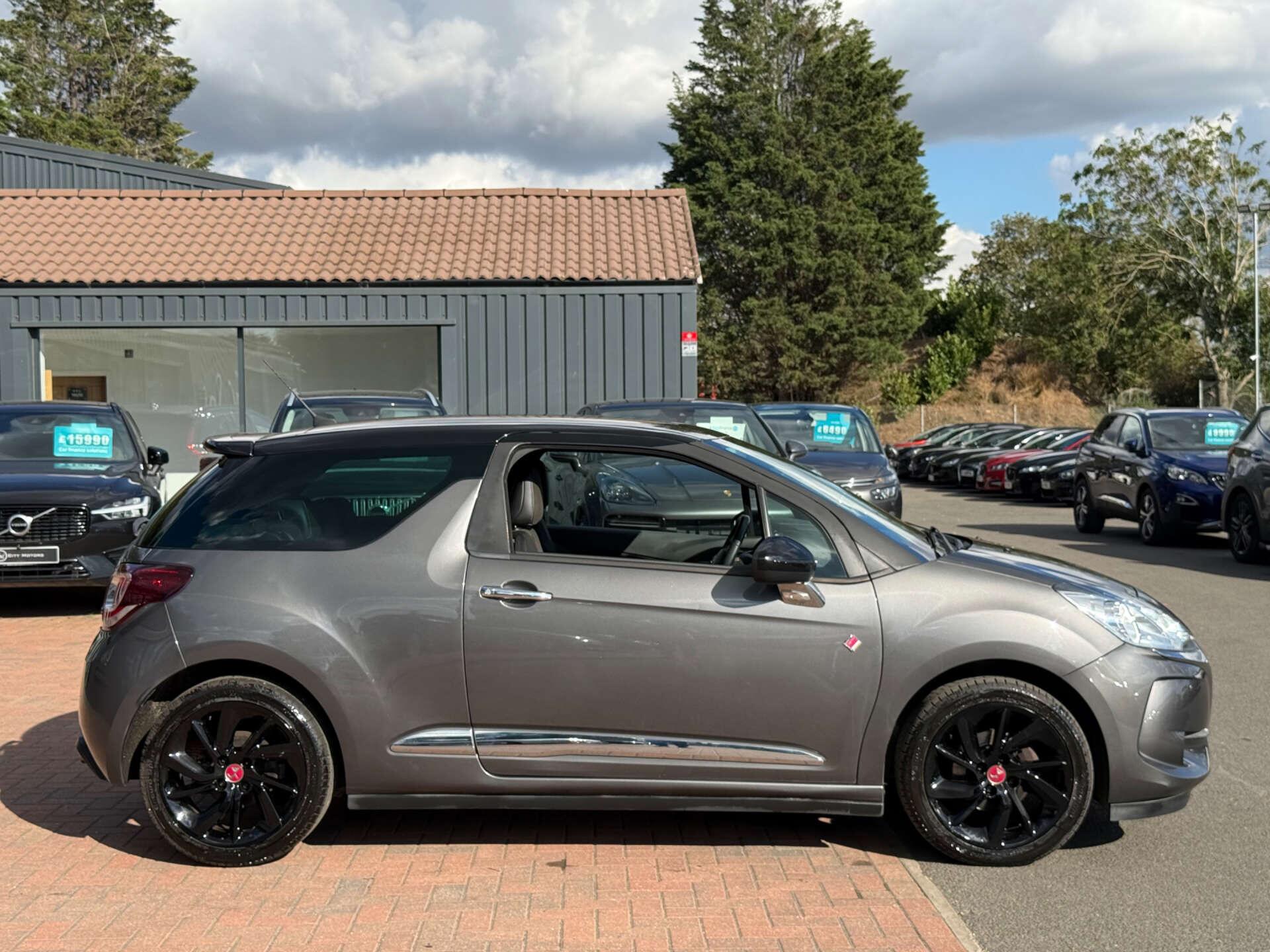 DS Automobiles DS 3 view 20