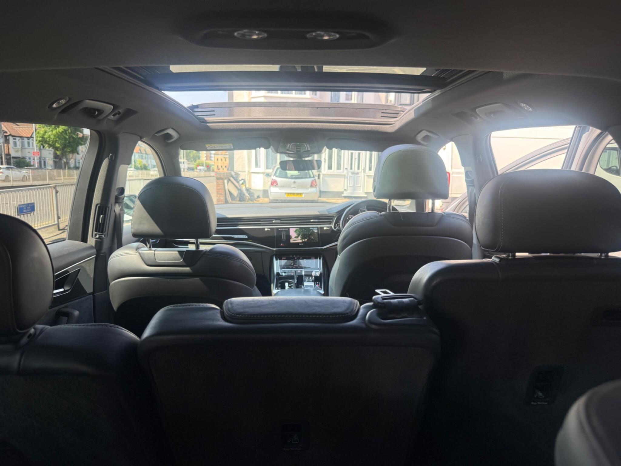 Audi Q7 view 11