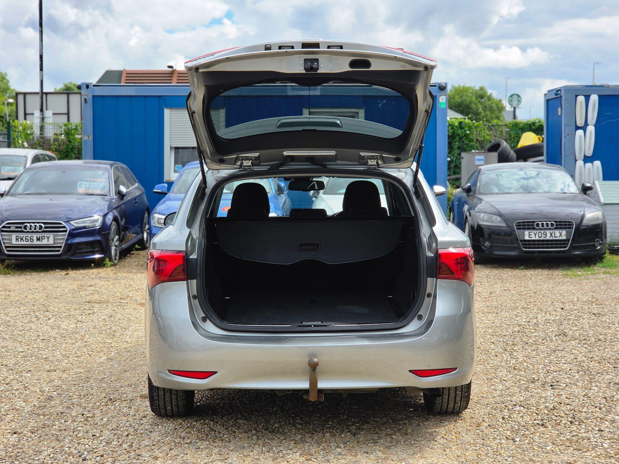 Toyota Avensis view 26