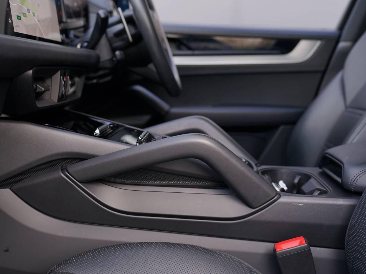 Porsche Cayenne view 36