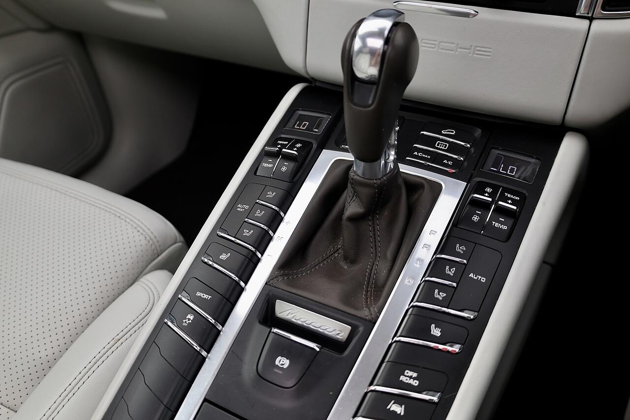 Porsche Macan view 22