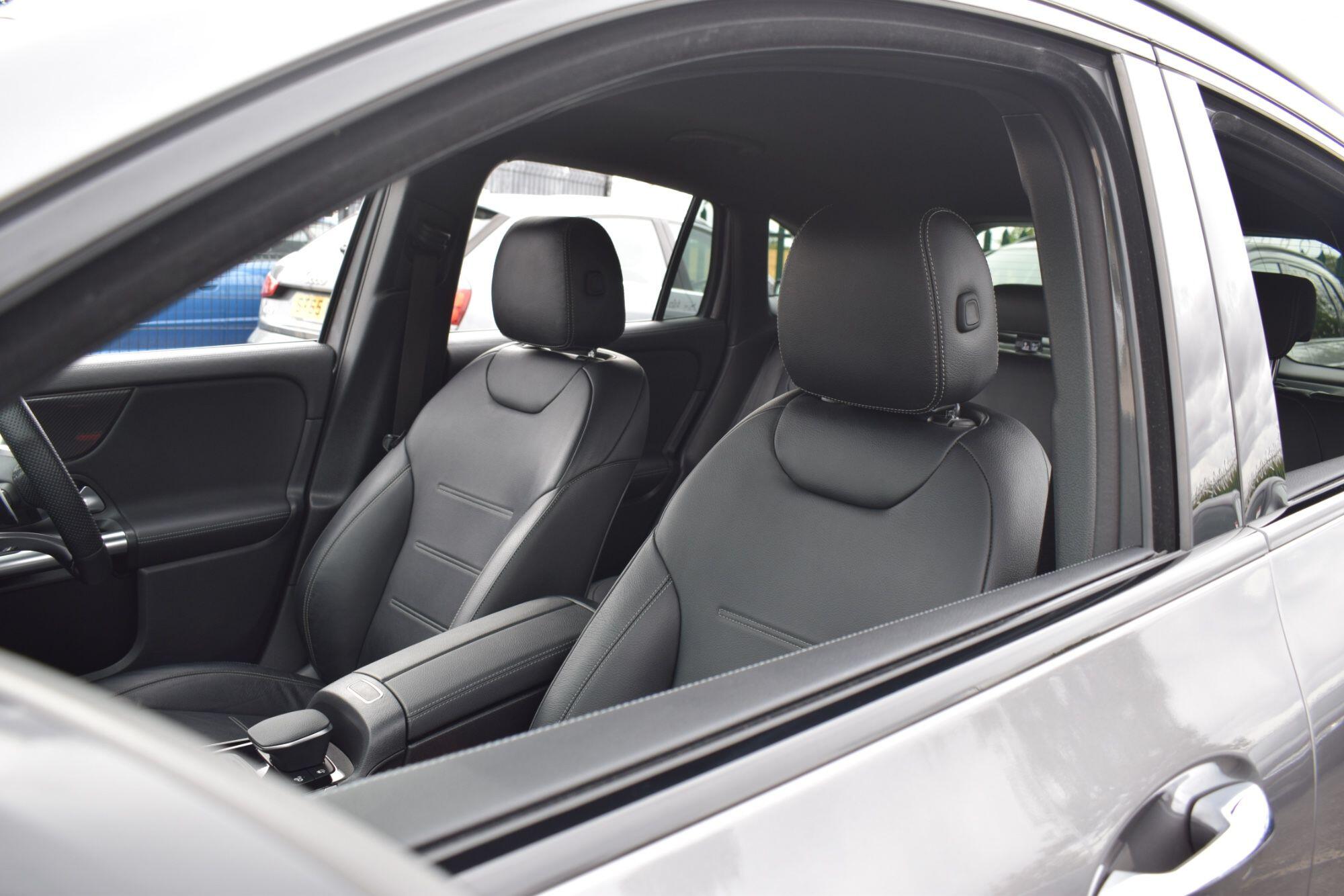 Mercedes-Benz GLA view 23