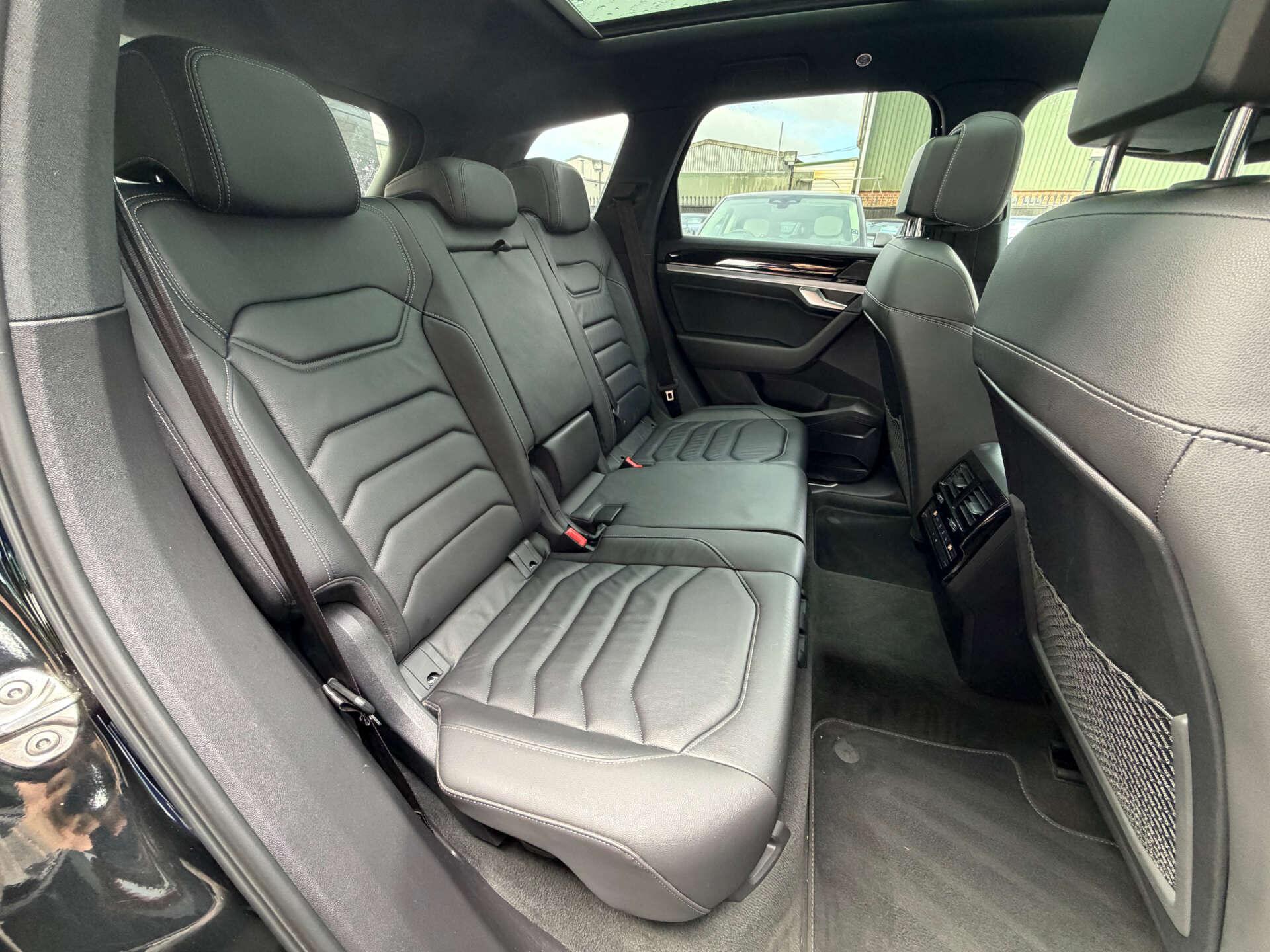 Volkswagen Touareg view 14