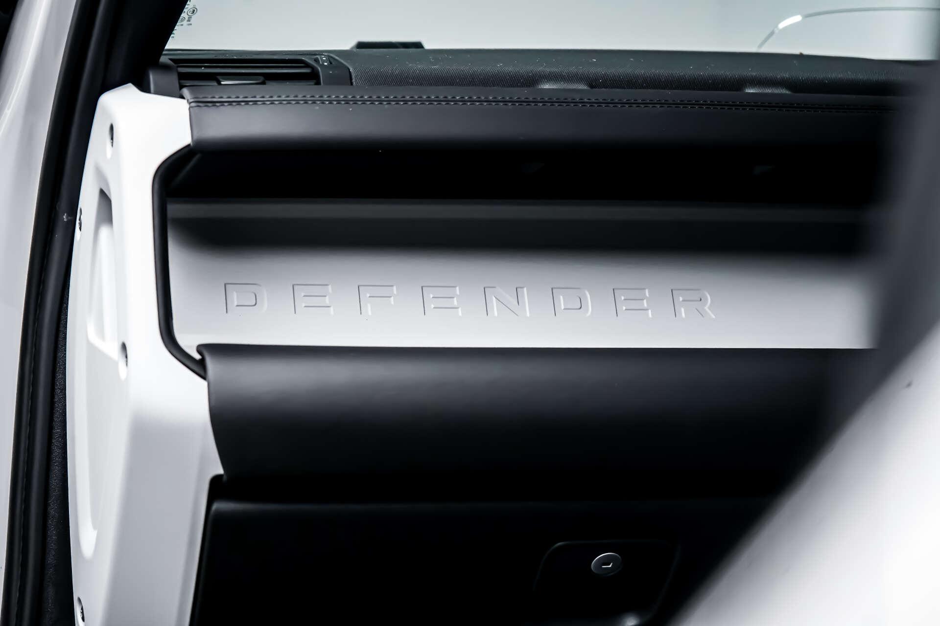 Land Rover Defender 90 view 8