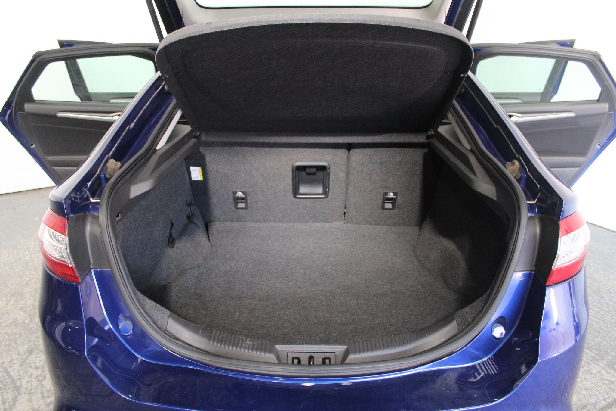 Ford Mondeo view 23