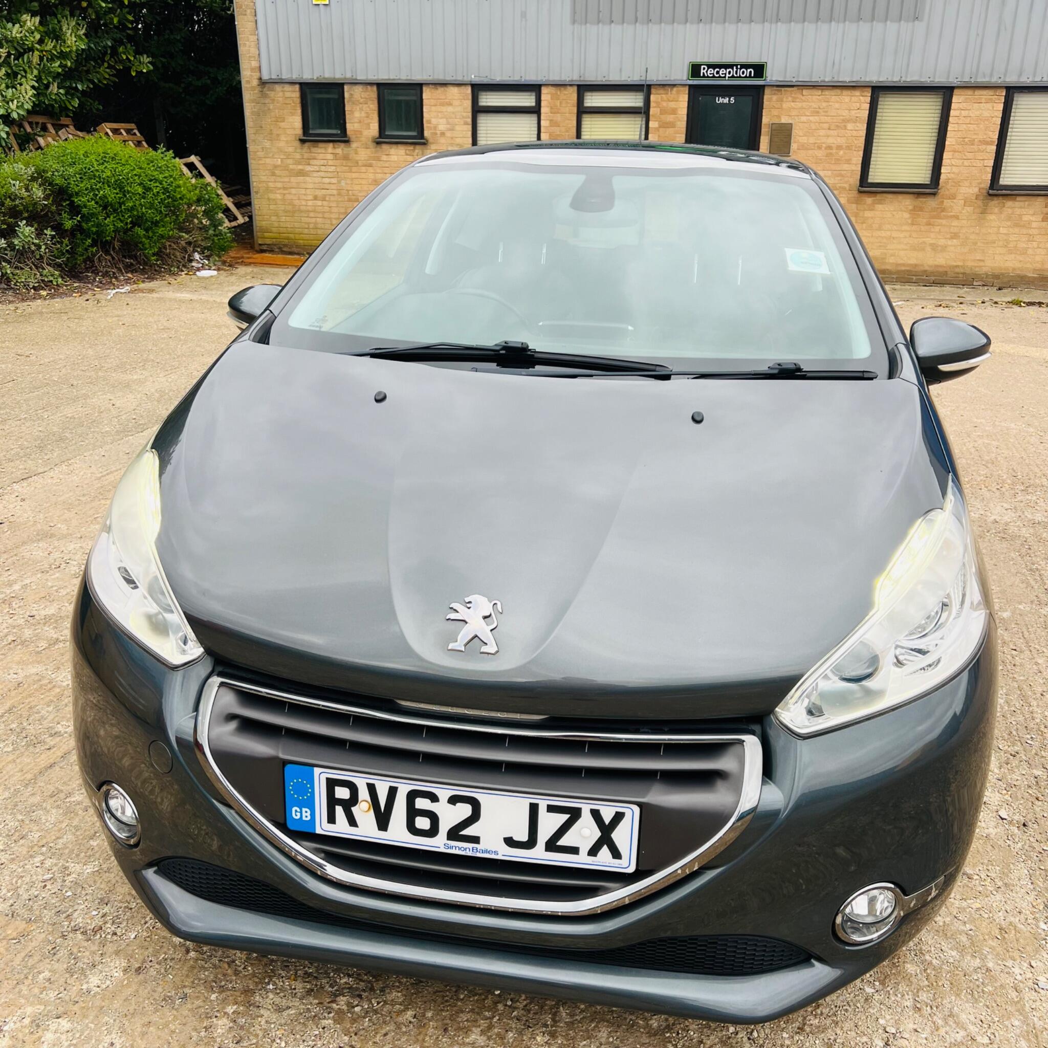 Peugeot 208 view 5