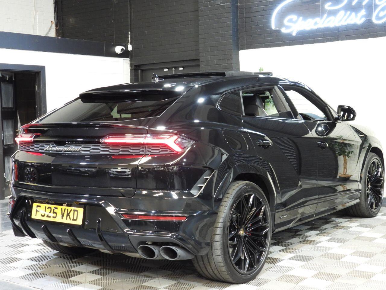 Lamborghini Urus view 3