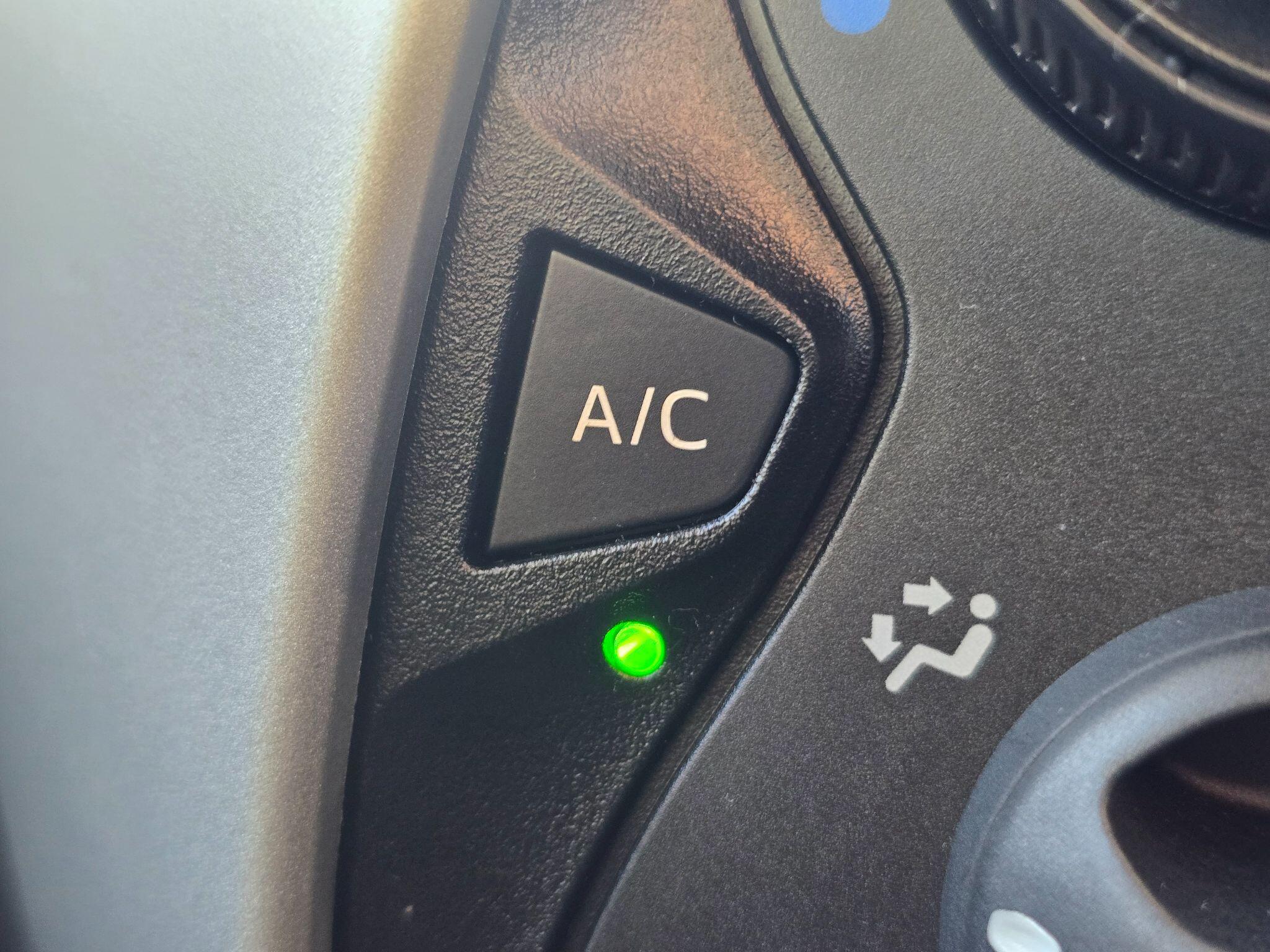 Peugeot 108 view 17