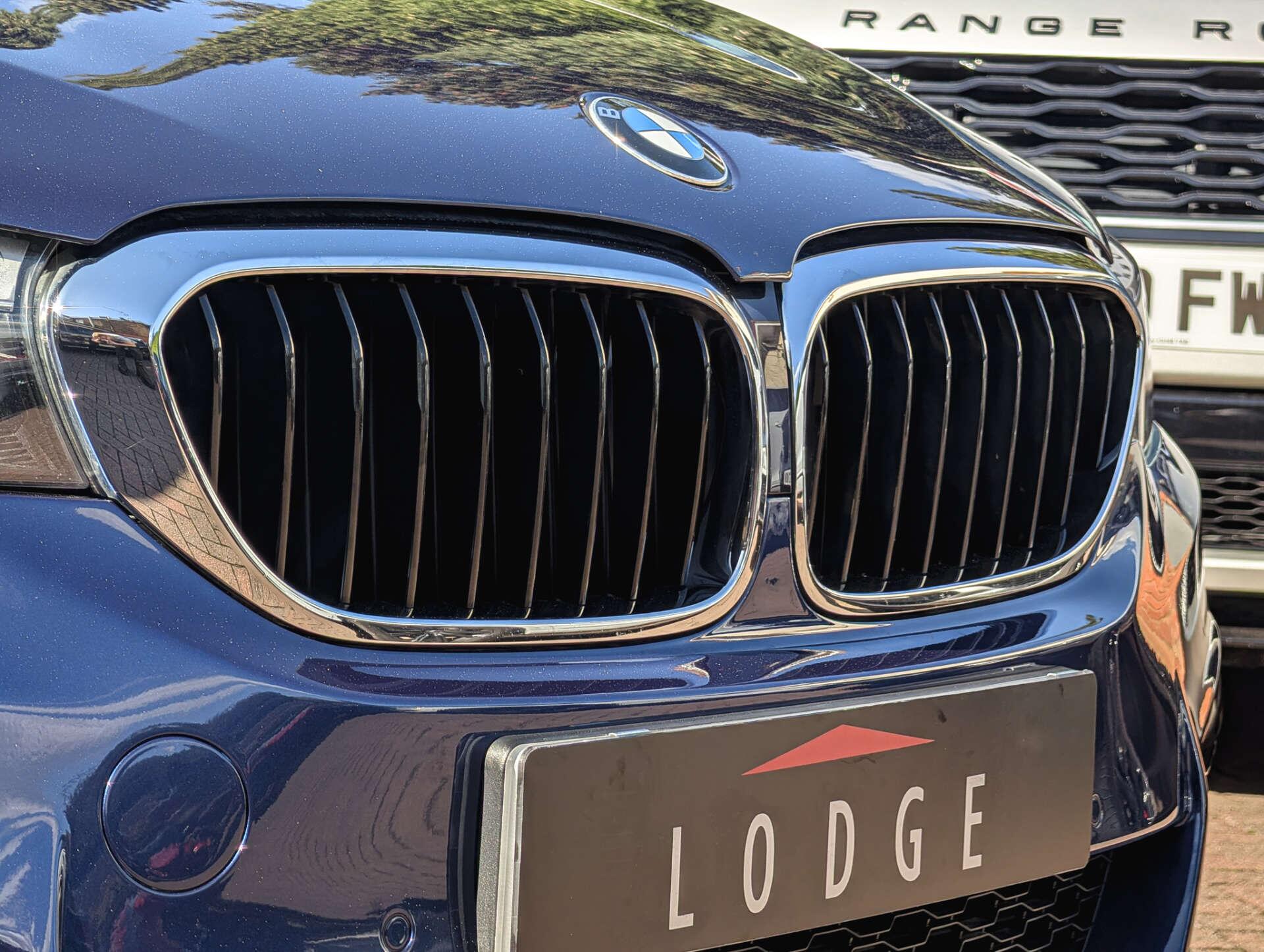 BMW 5 Series view 11