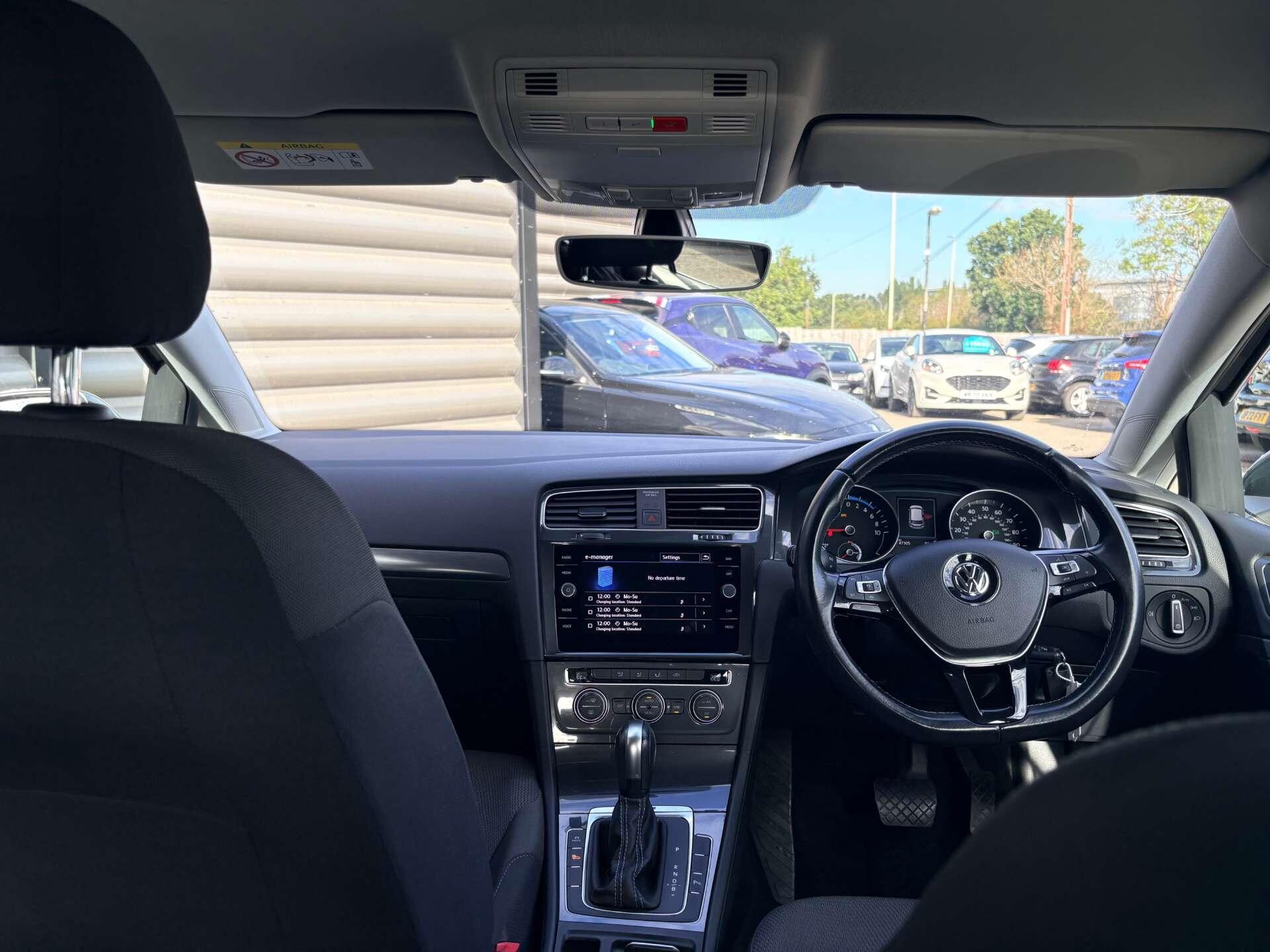 Volkswagen e-Golf view 27
