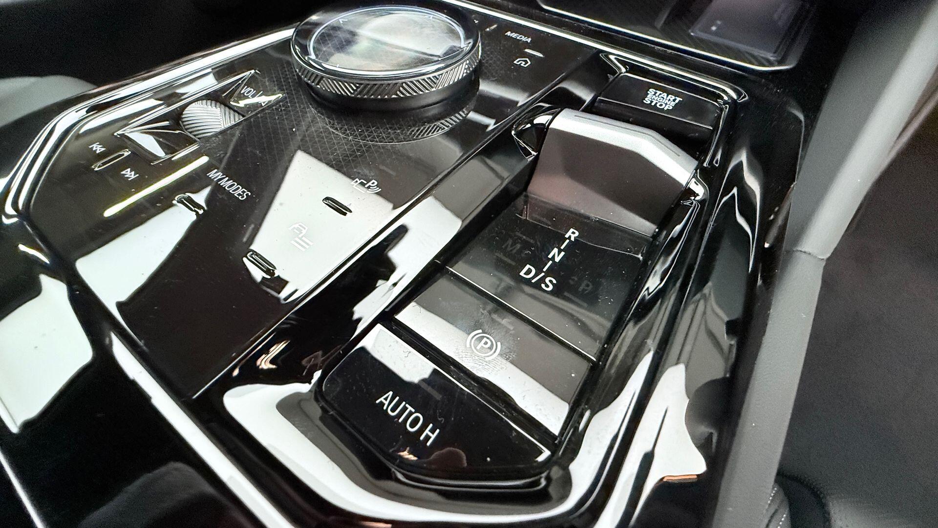 BMW 5 Series view 19