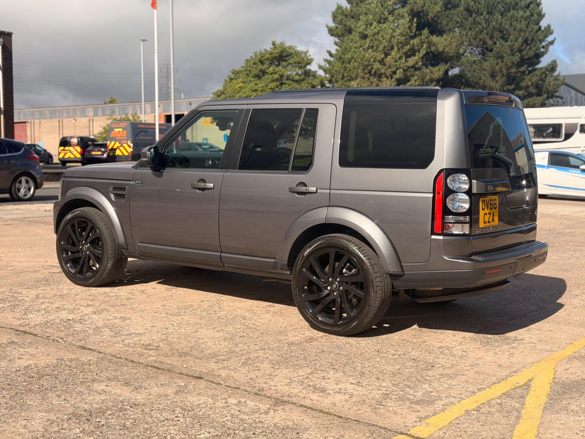 Land Rover Discovery view 4