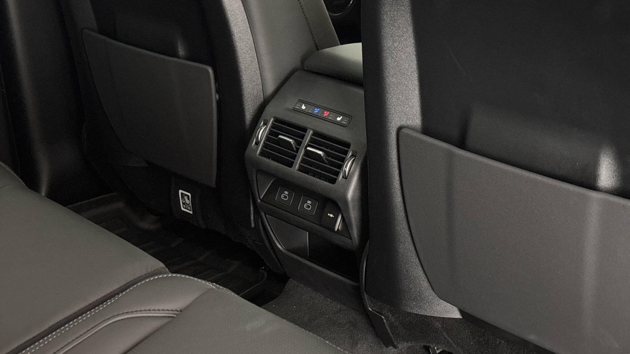 Land Rover Discovery Sport view 18