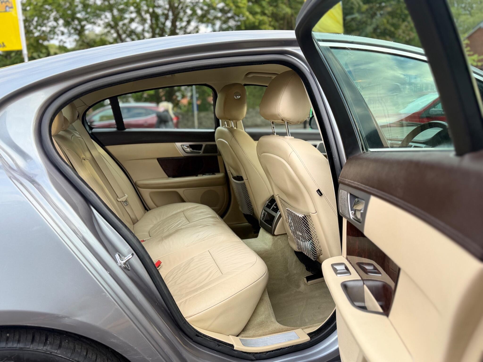 Jaguar XF view 18