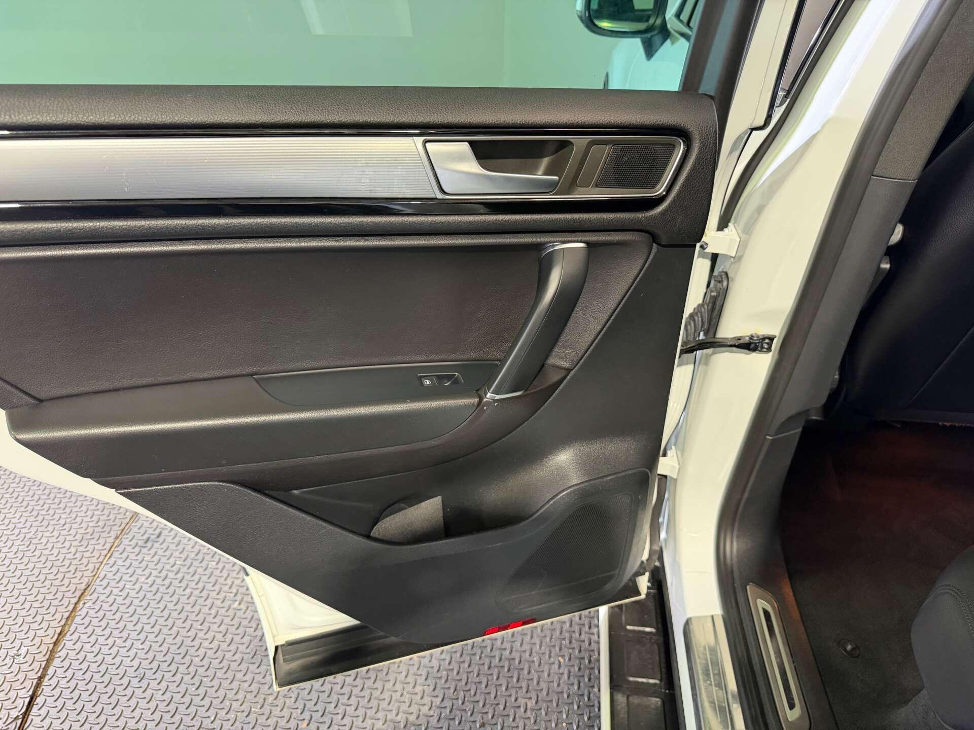 Volkswagen Touareg view 61