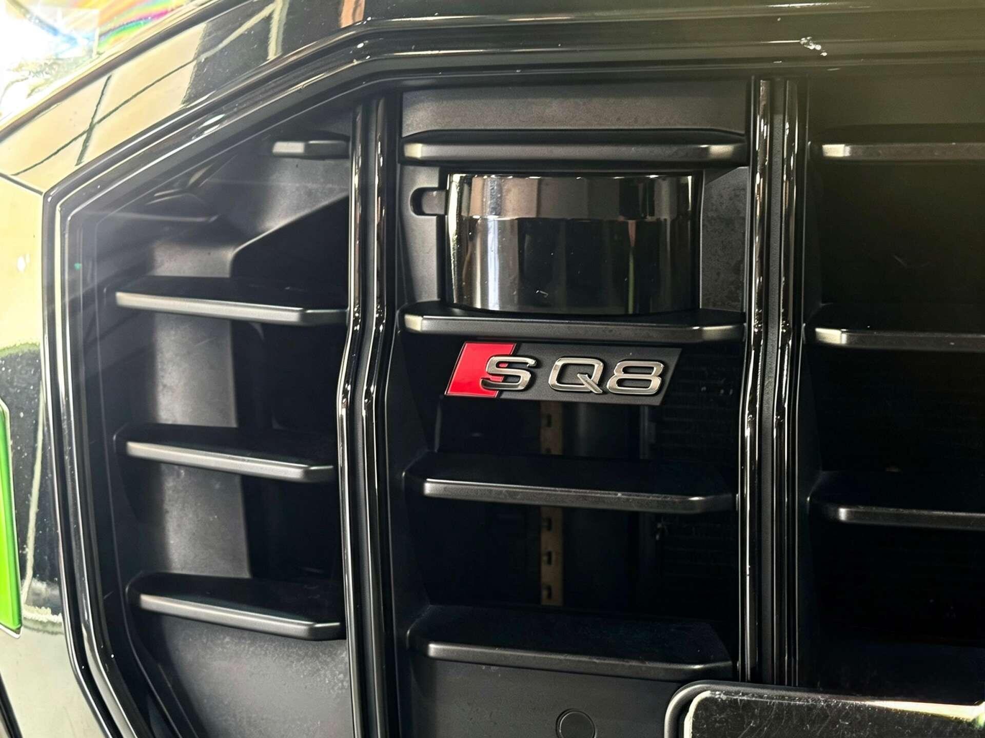 Audi SQ8 view 6