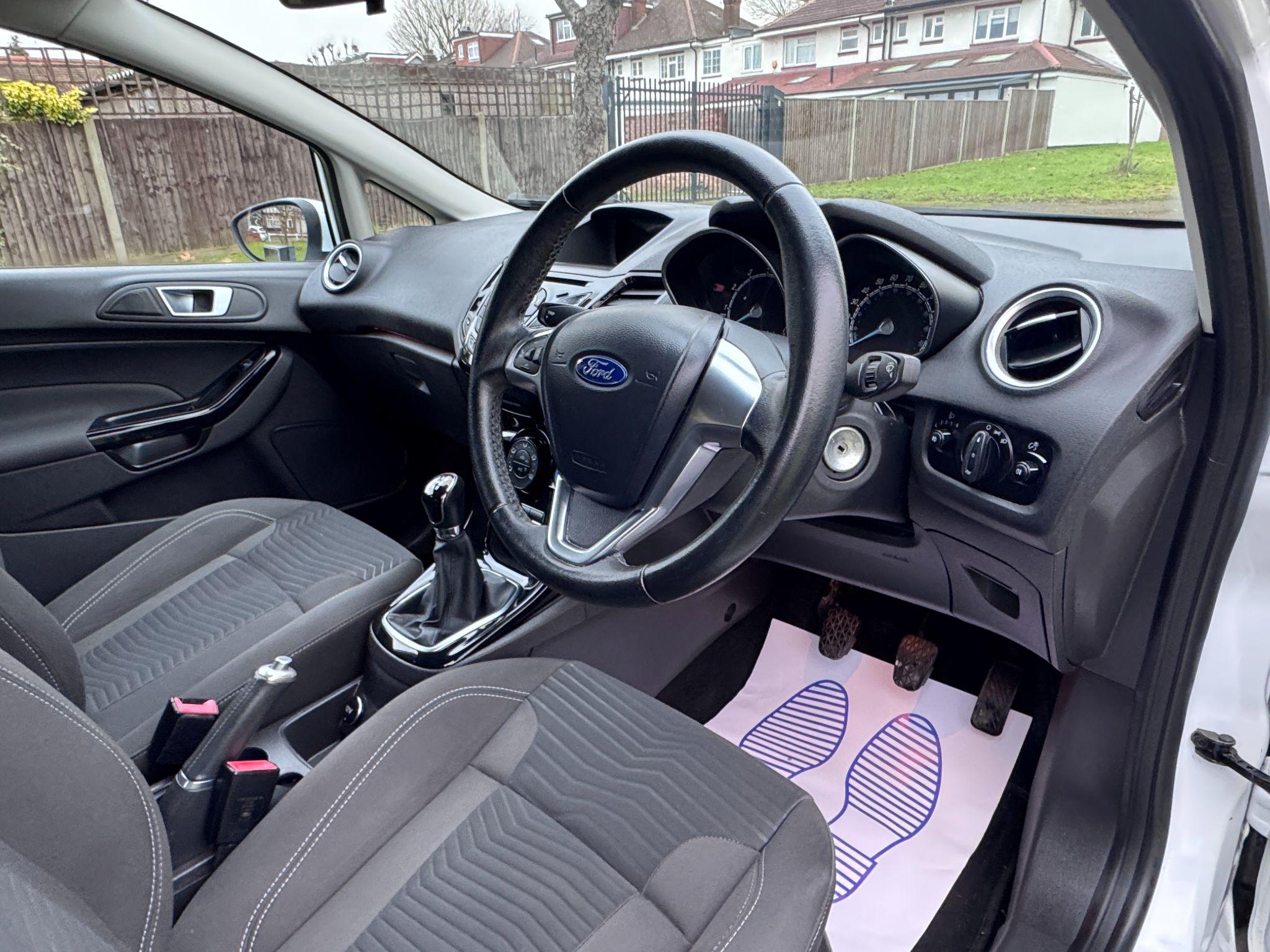 2016 Ford Fiesta image 15