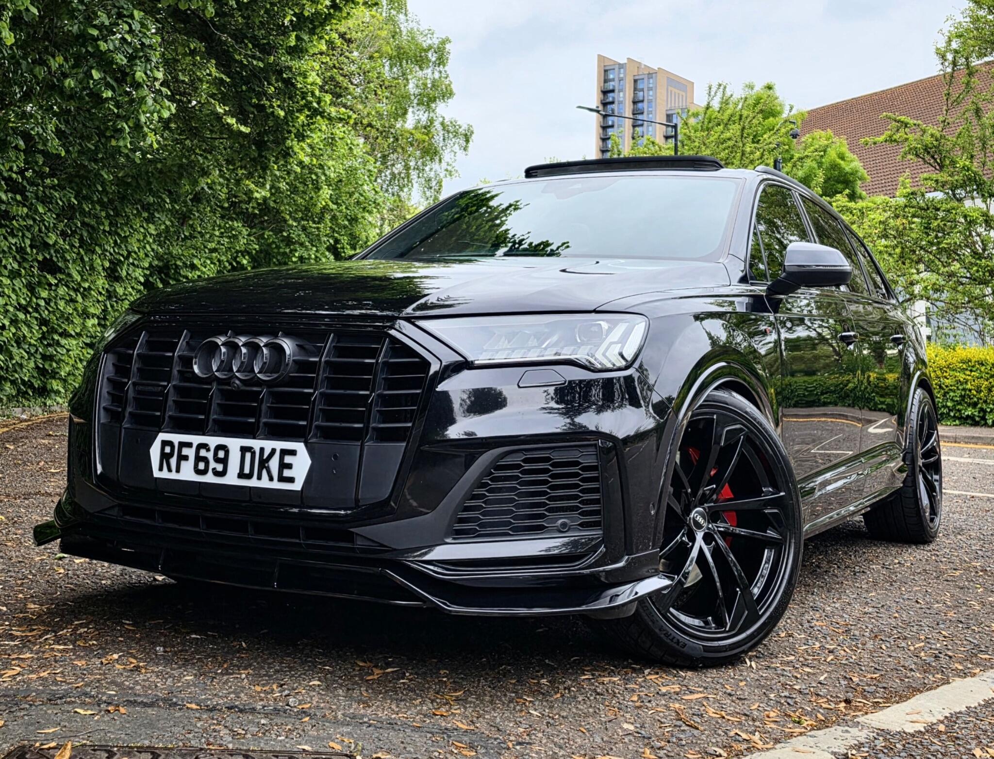 Audi Q7 view 5