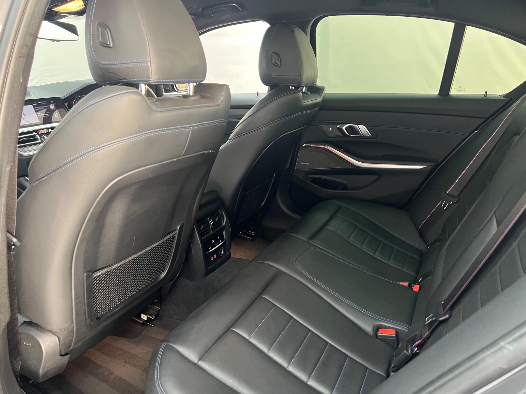 BMW 3 Series view 24