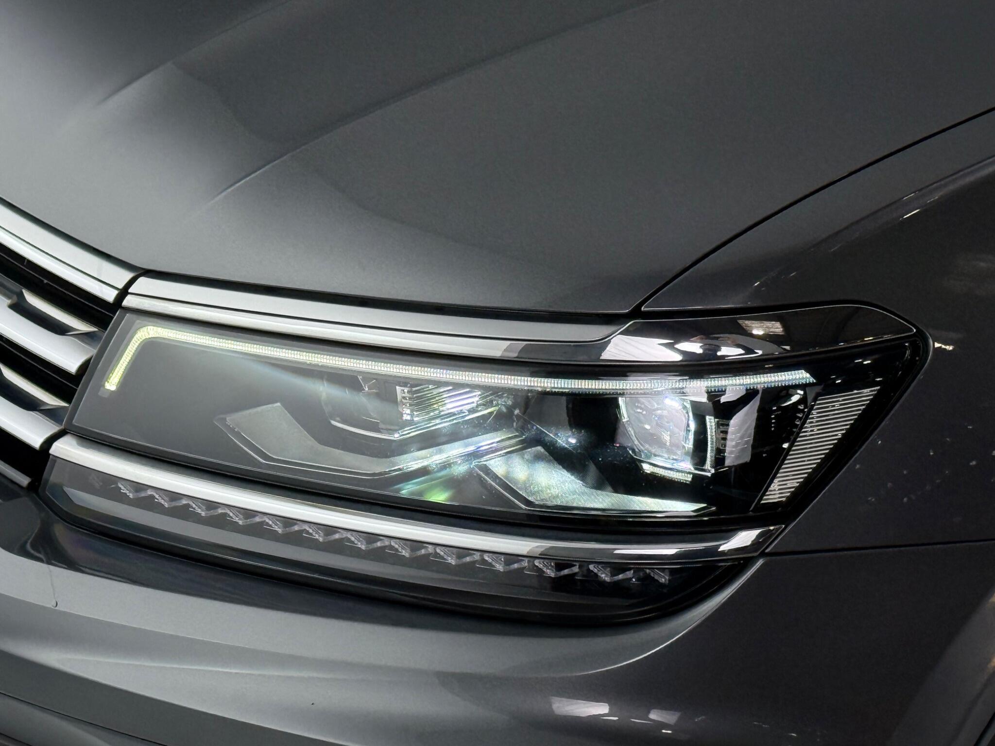 Volkswagen Tiguan view 4