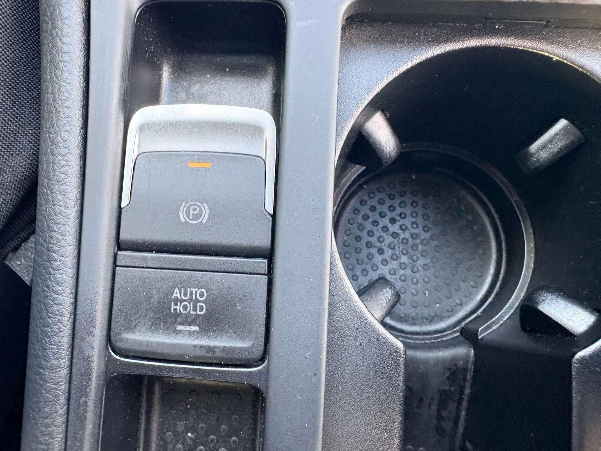 Volkswagen e-Golf view 21