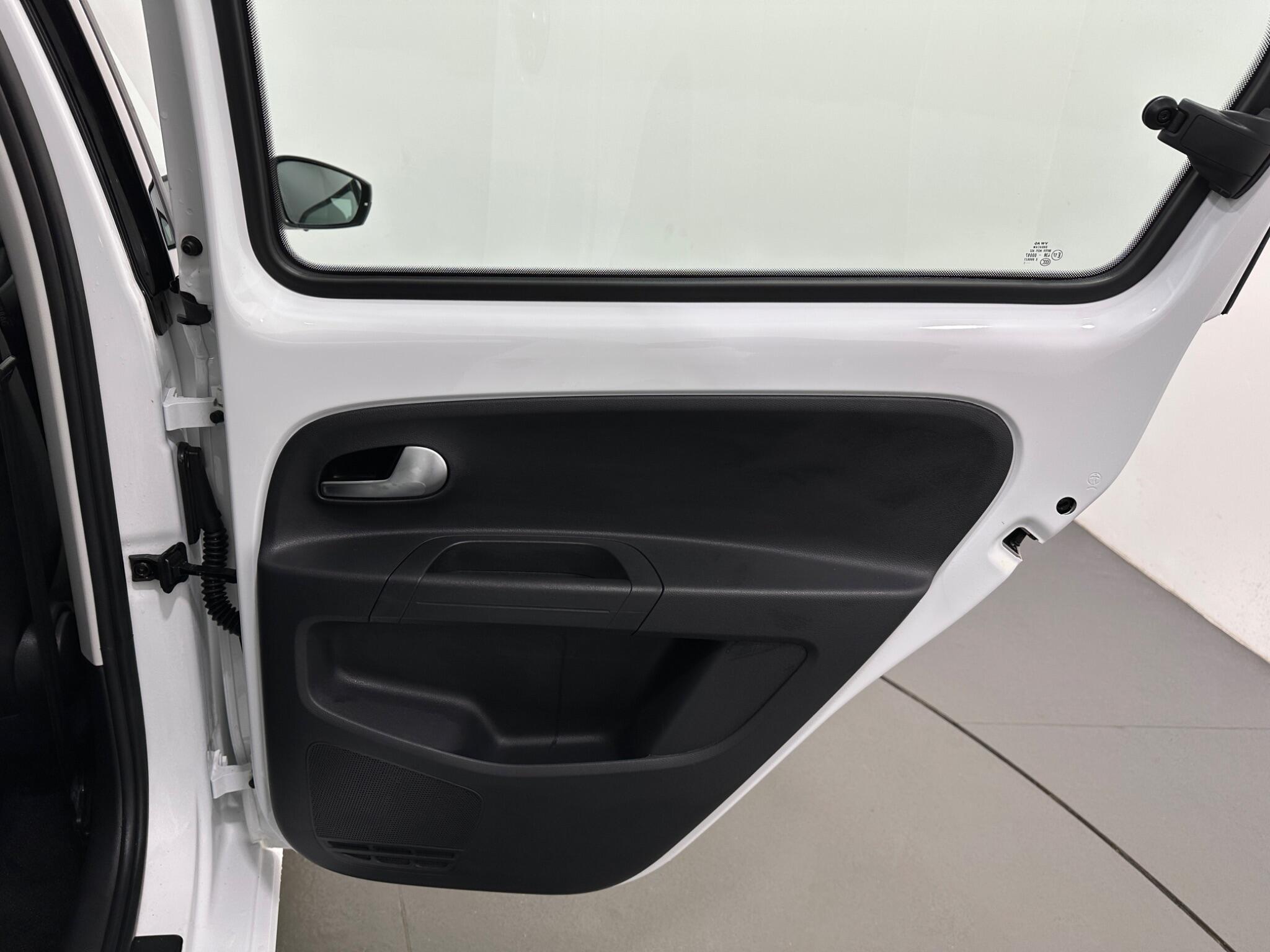 Volkswagen Up! view 39