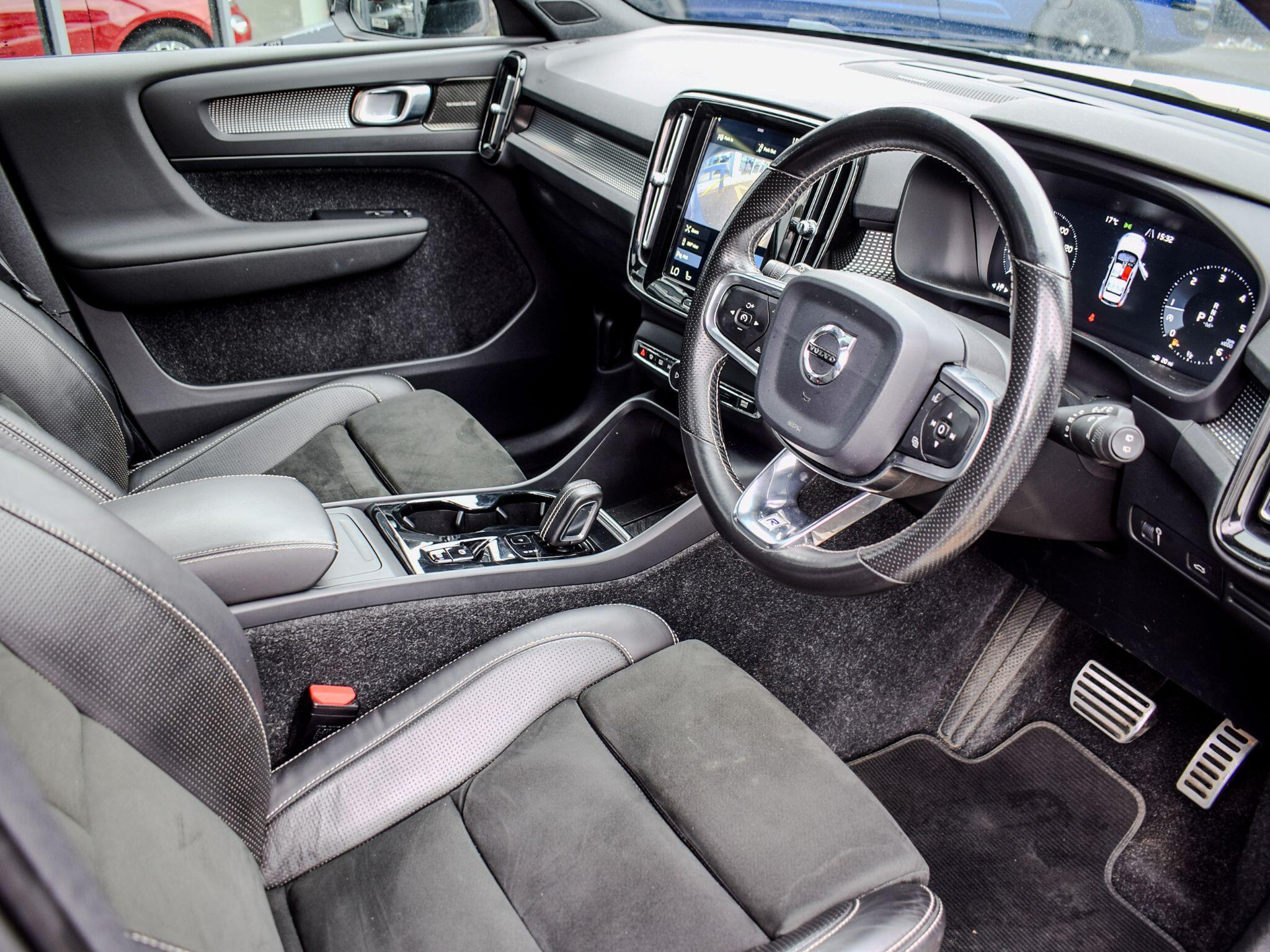Volvo XC40 view 8