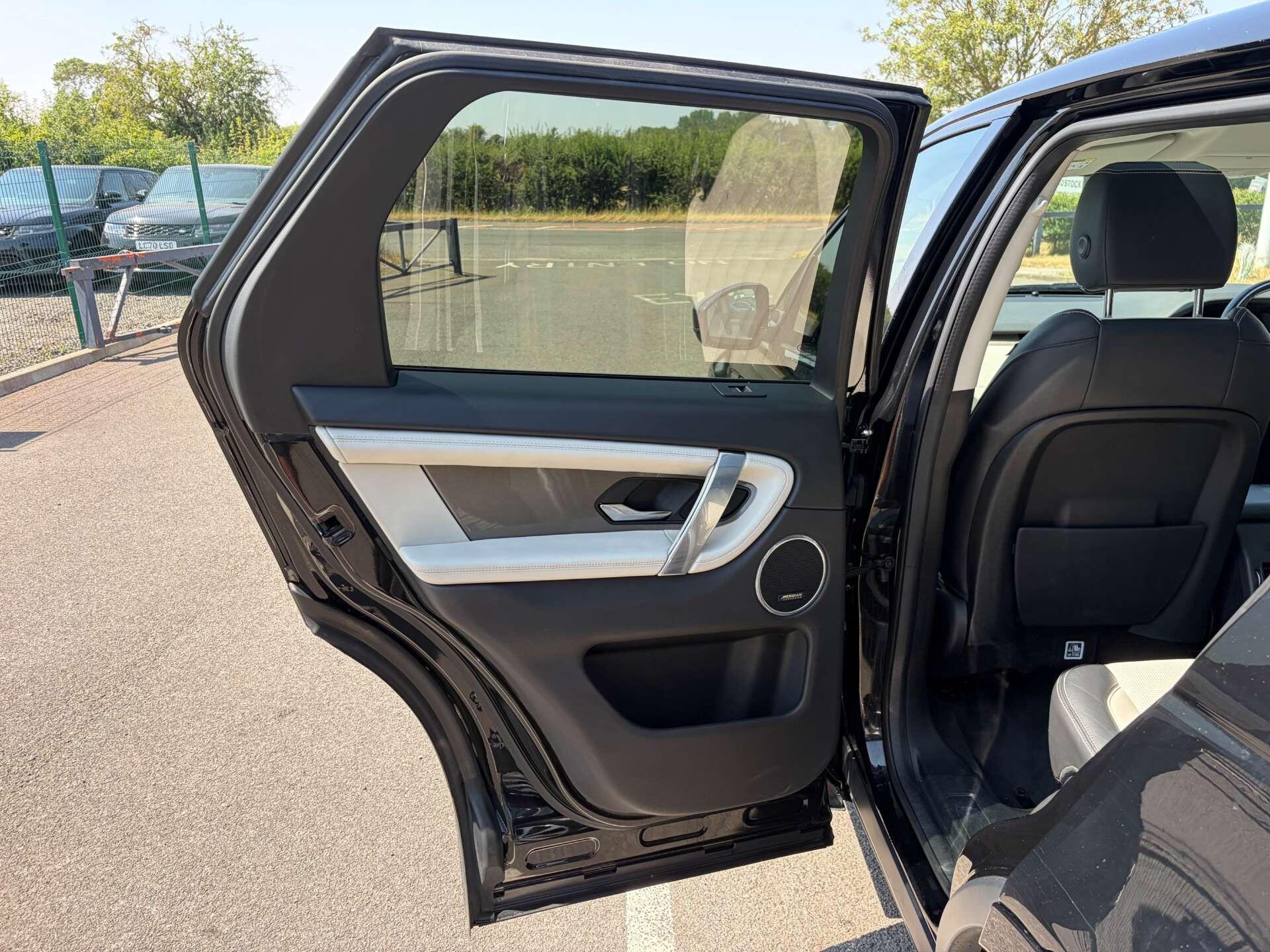 Land Rover Discovery Sport view 14