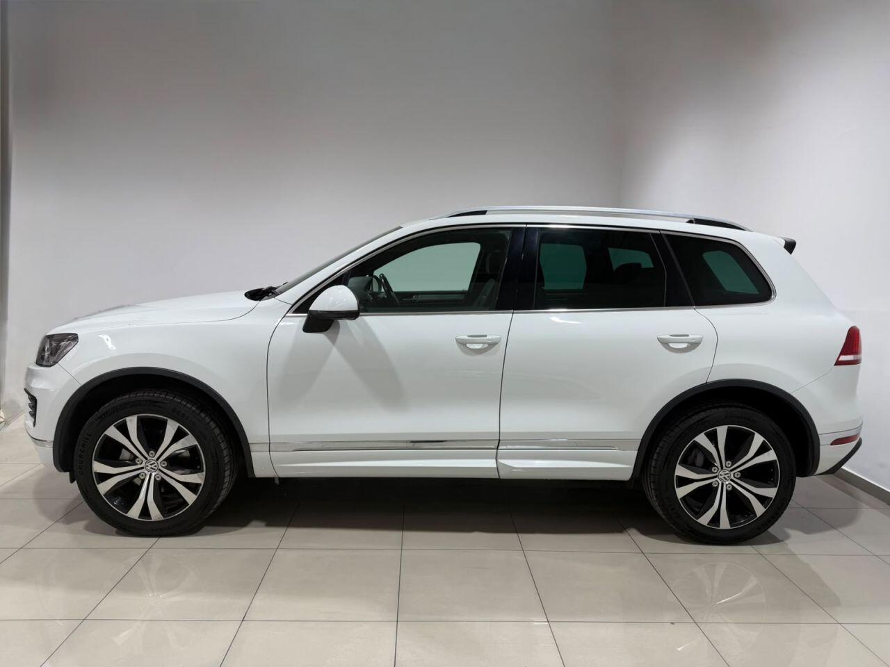 Volkswagen Touareg view 7