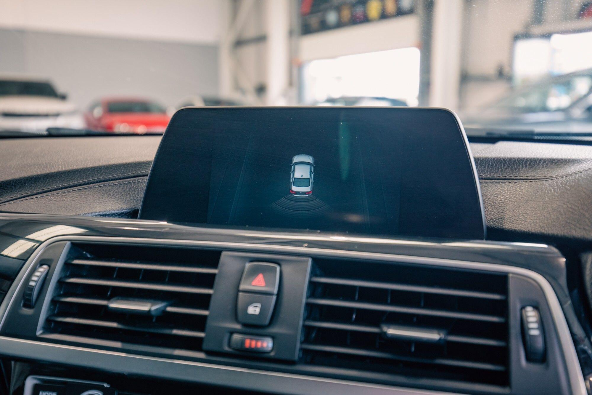 BMW 3 Series view 15
