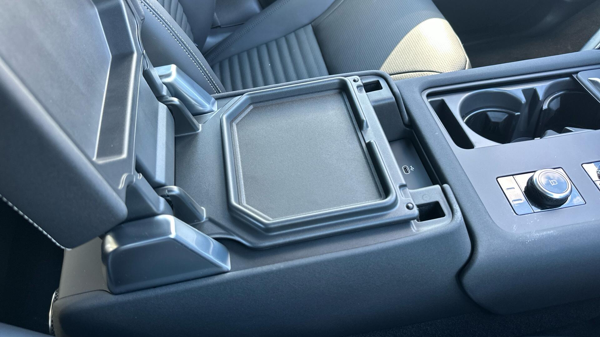 Land Rover Discovery view 50