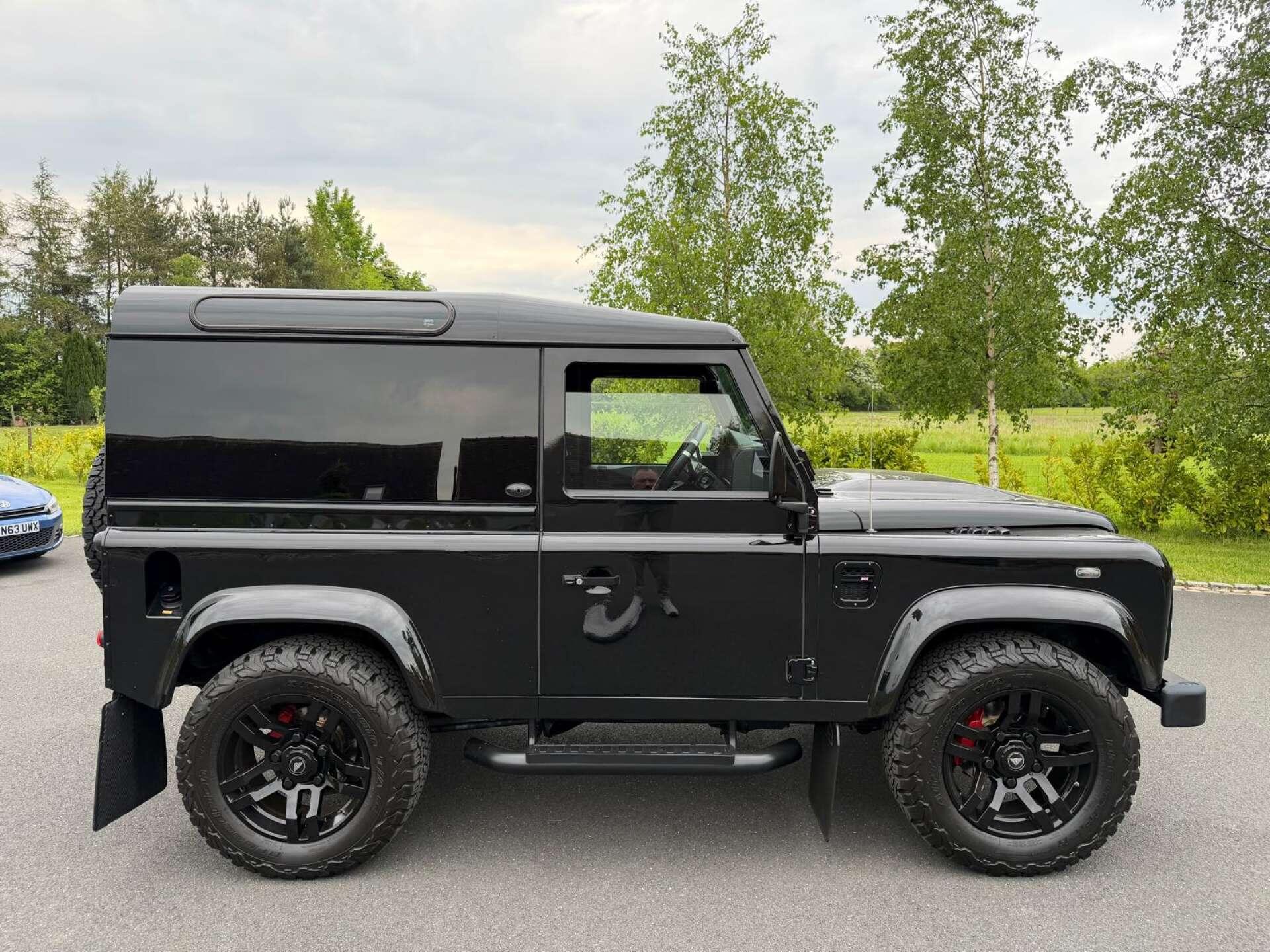Land Rover Defender 90 view 14
