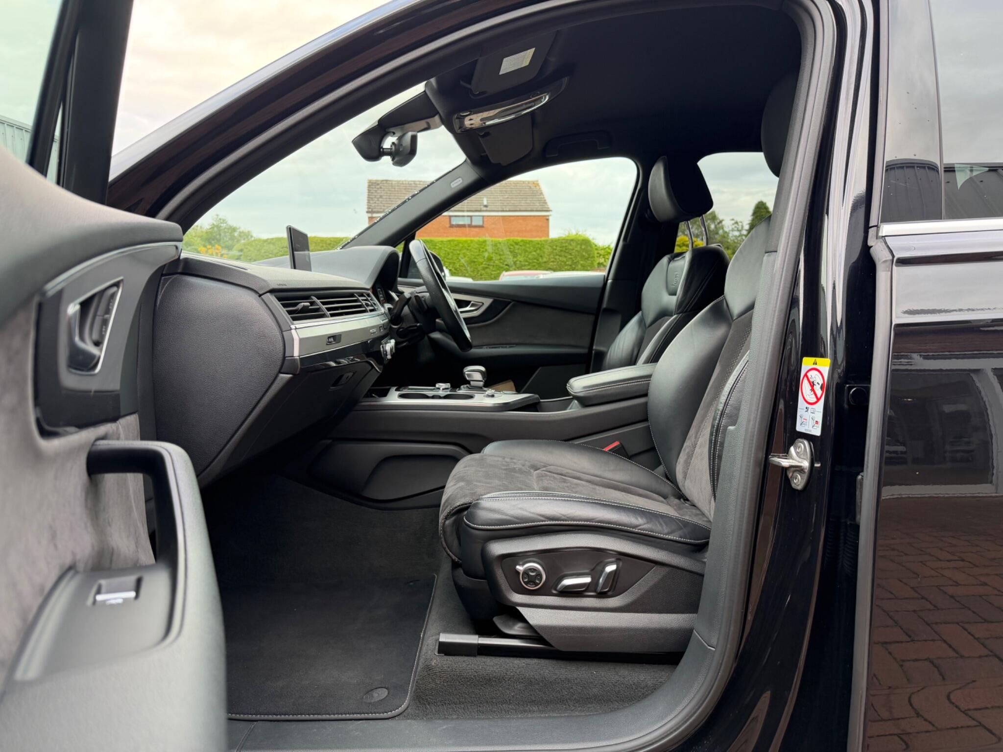 Audi Q7 view 2