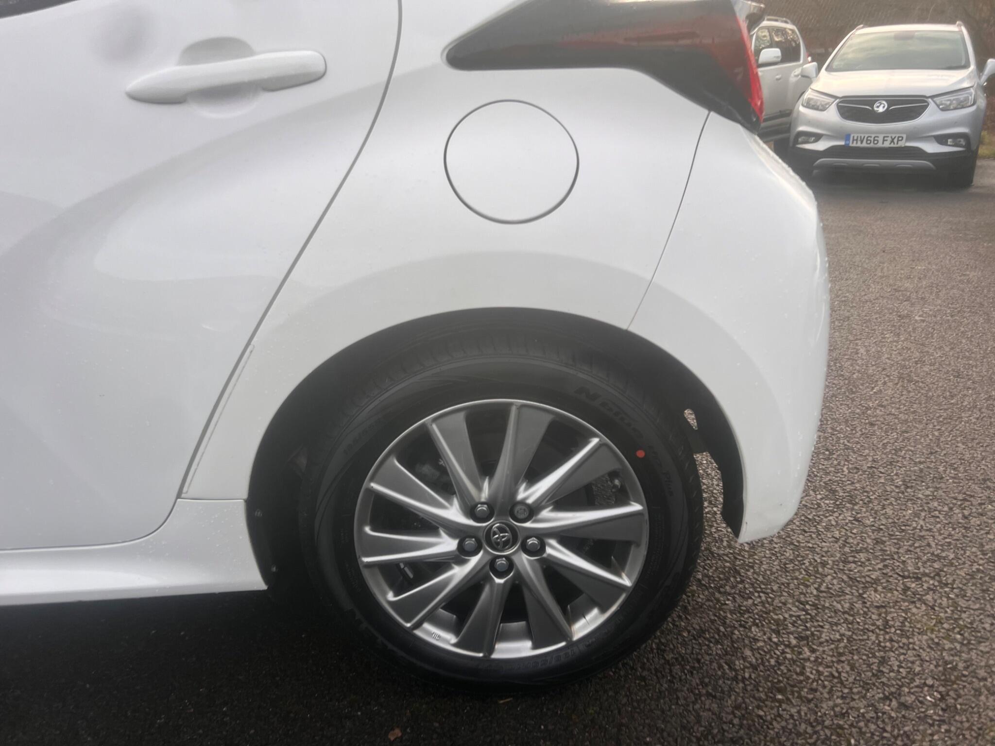 2023 Toyota Yaris 1.5 VVT-h Icon E-CVT Euro 6 (s/s) 5dr • 77,392 miles image 9