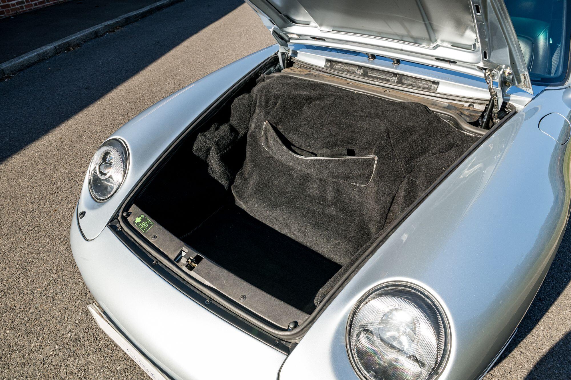 Porsche 911 view 33