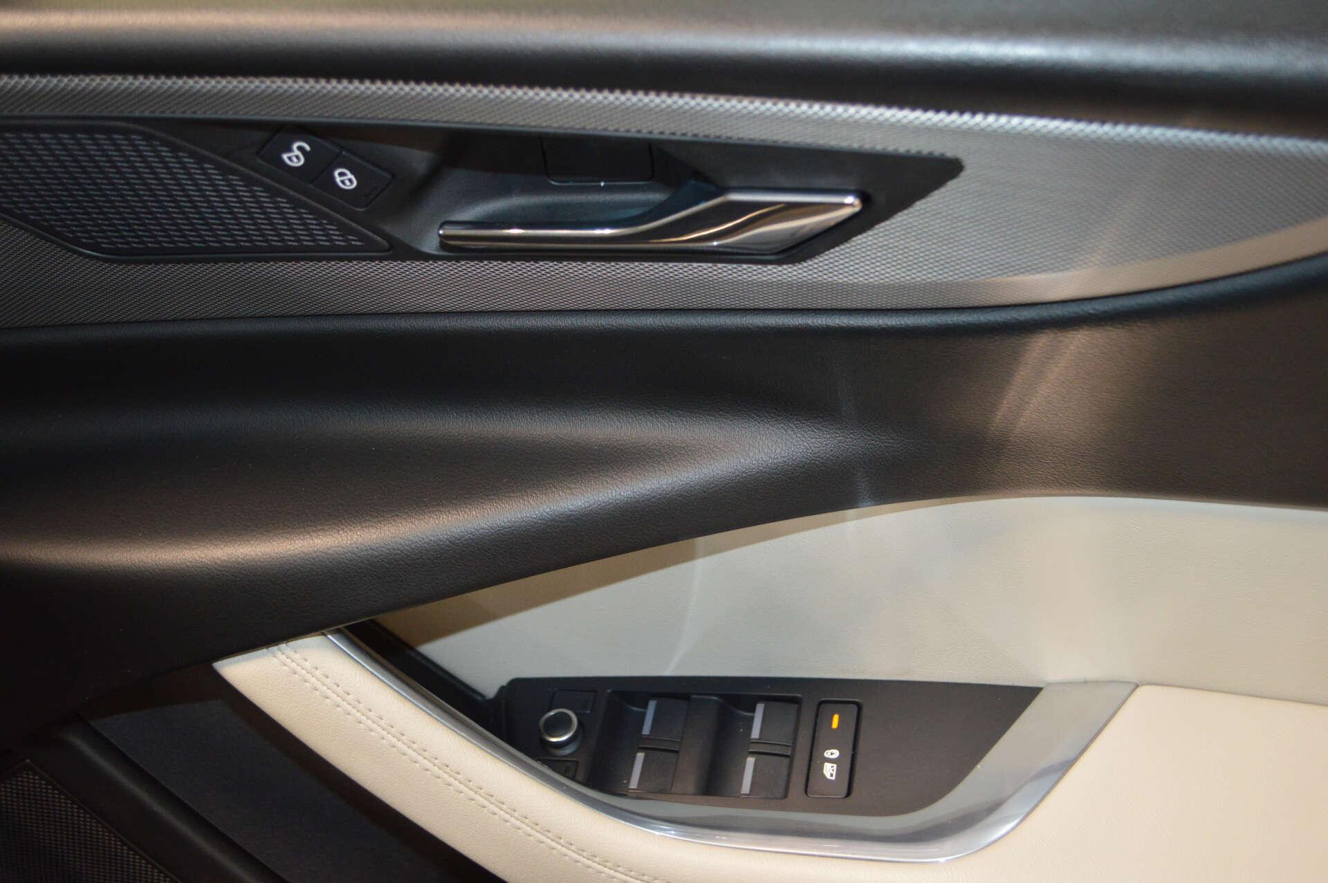 Jaguar Xe view 32
