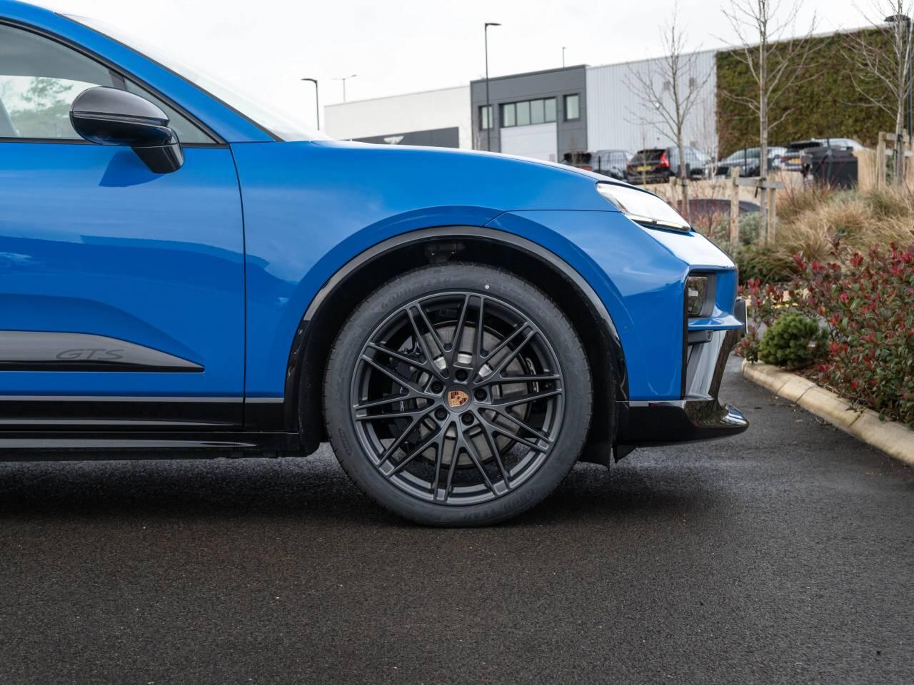 Porsche Macan view 12