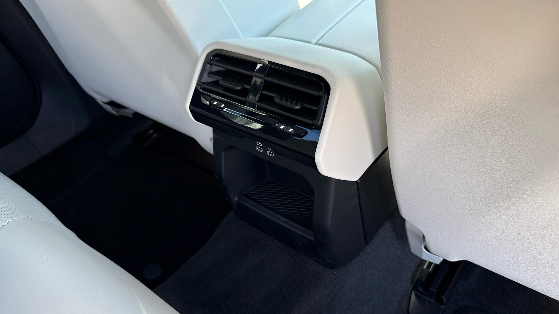 BMW 5 Series view 32