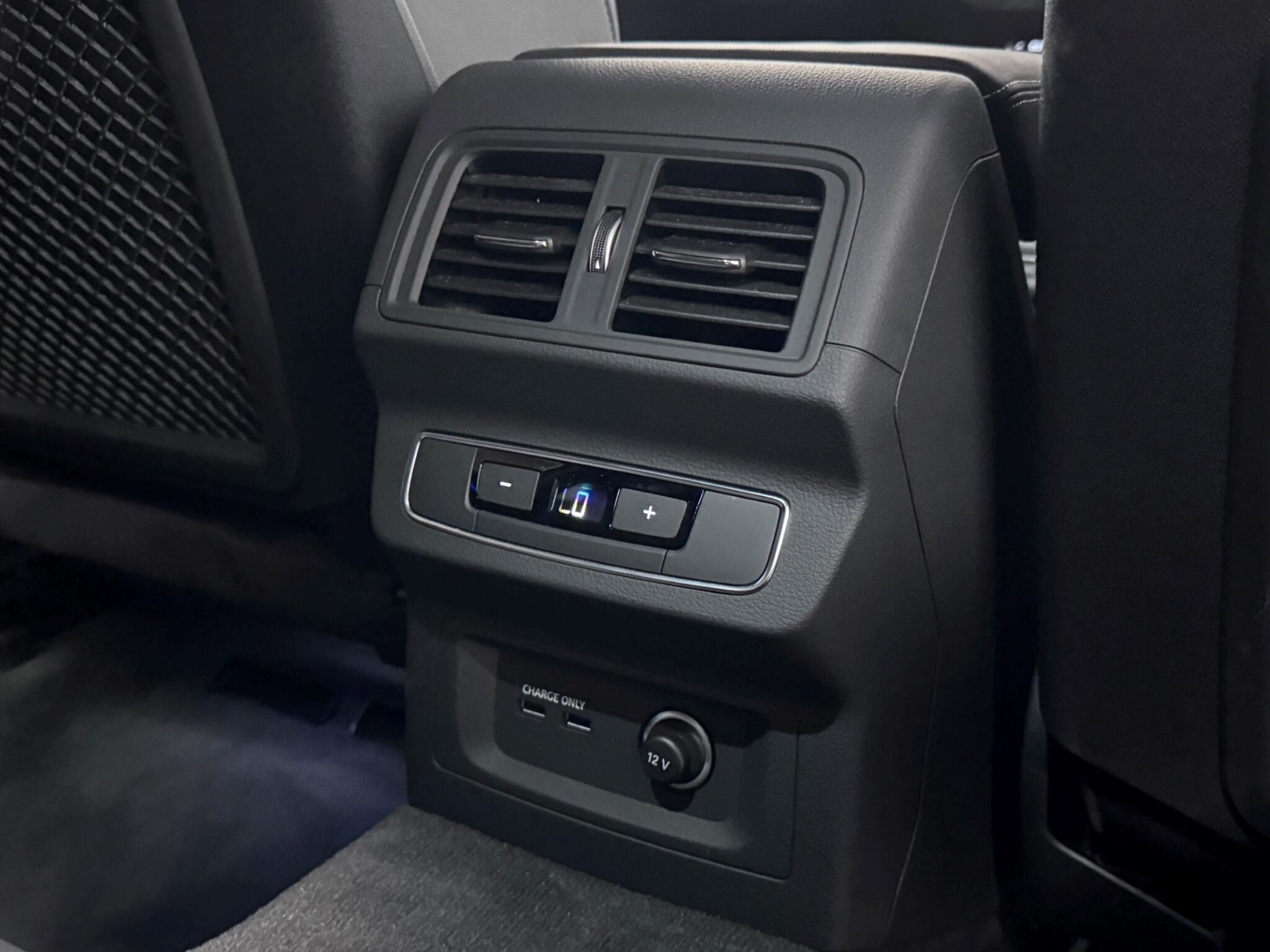 Audi Q5 view 12