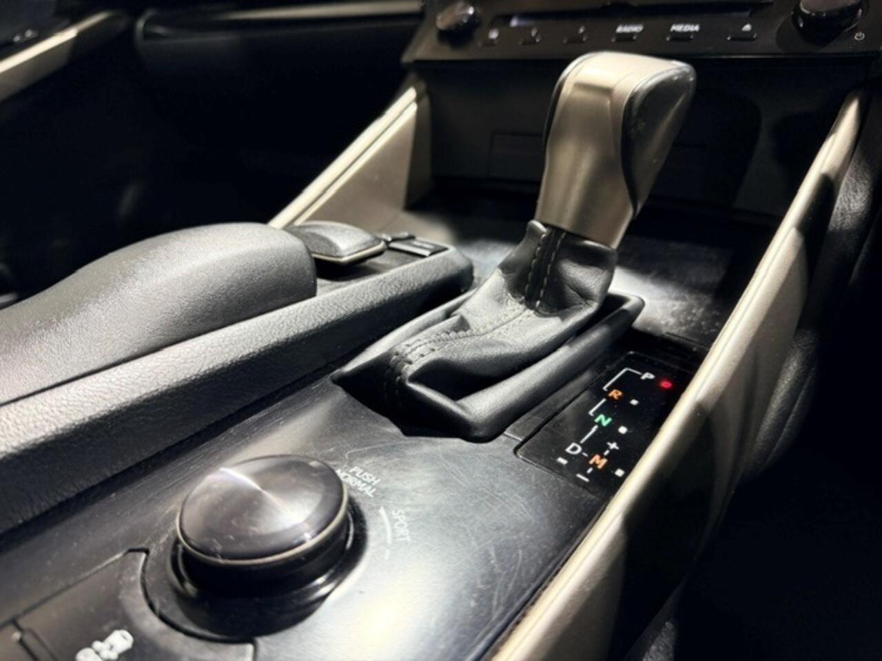 Lexus IS view 25