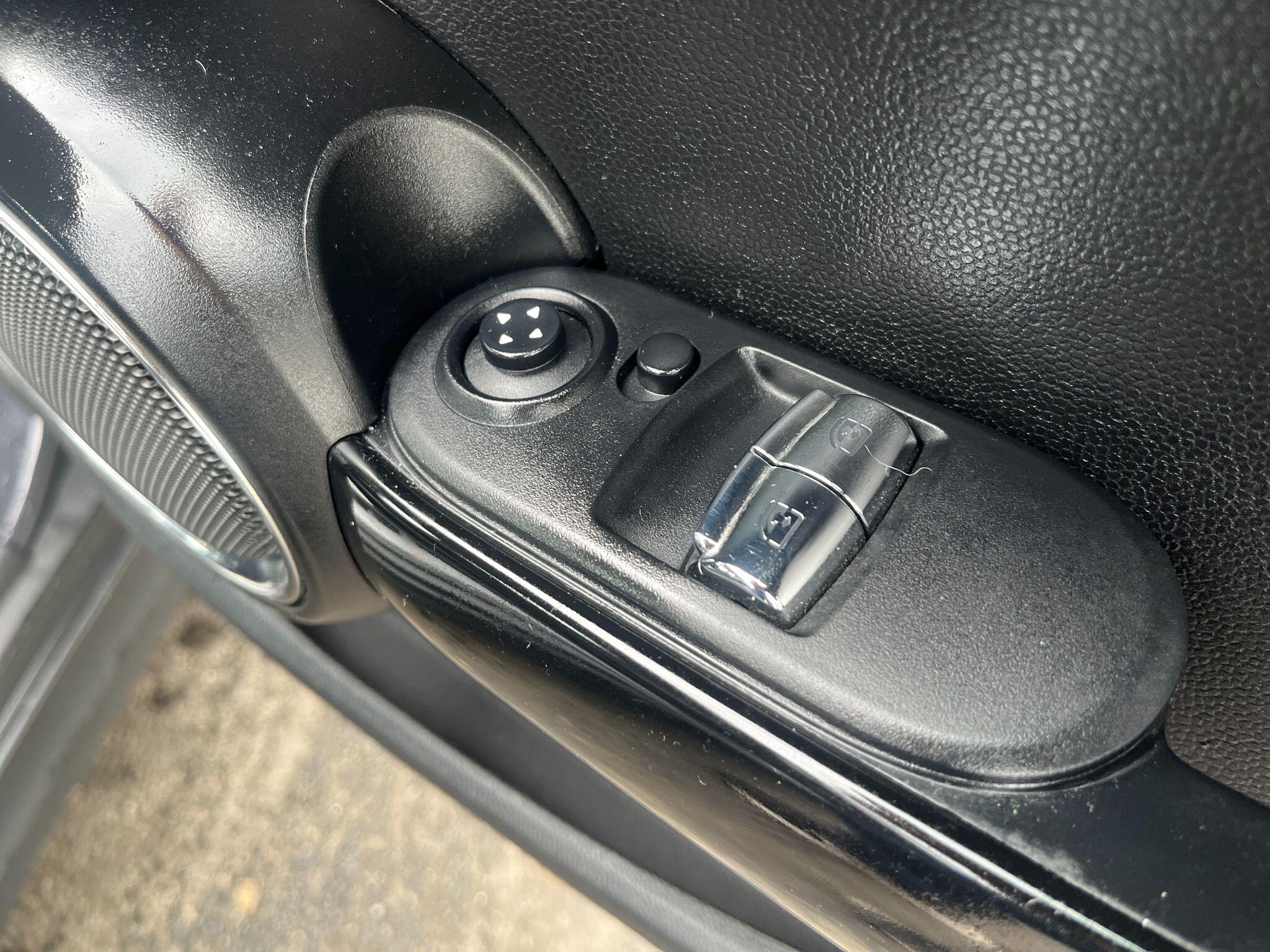 Mini Hatch view 26