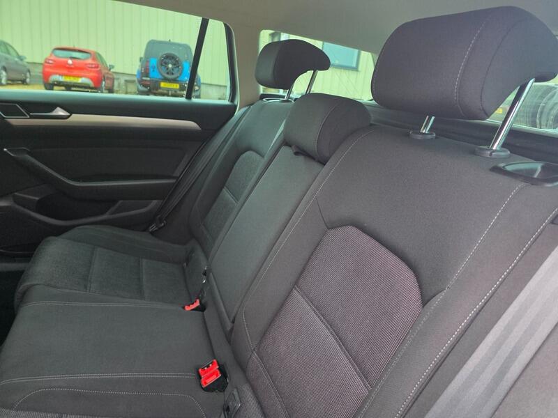 2015 Volkswagen Passat image 30