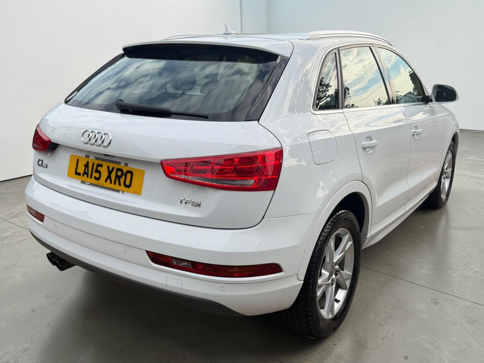 Audi Q3 view 21