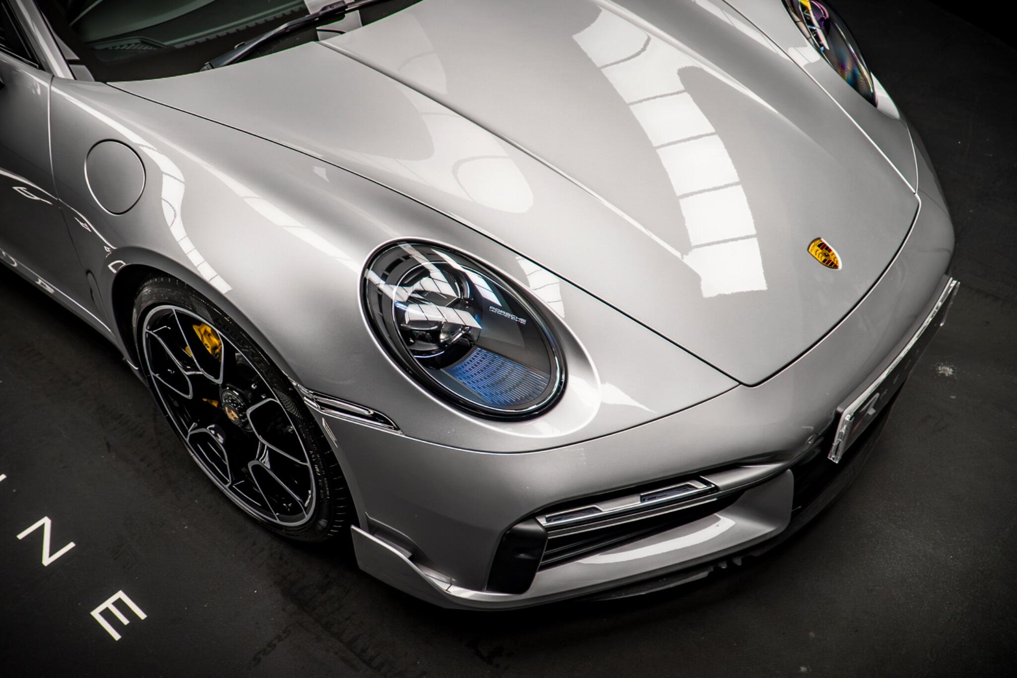 Porsche 911 view 11