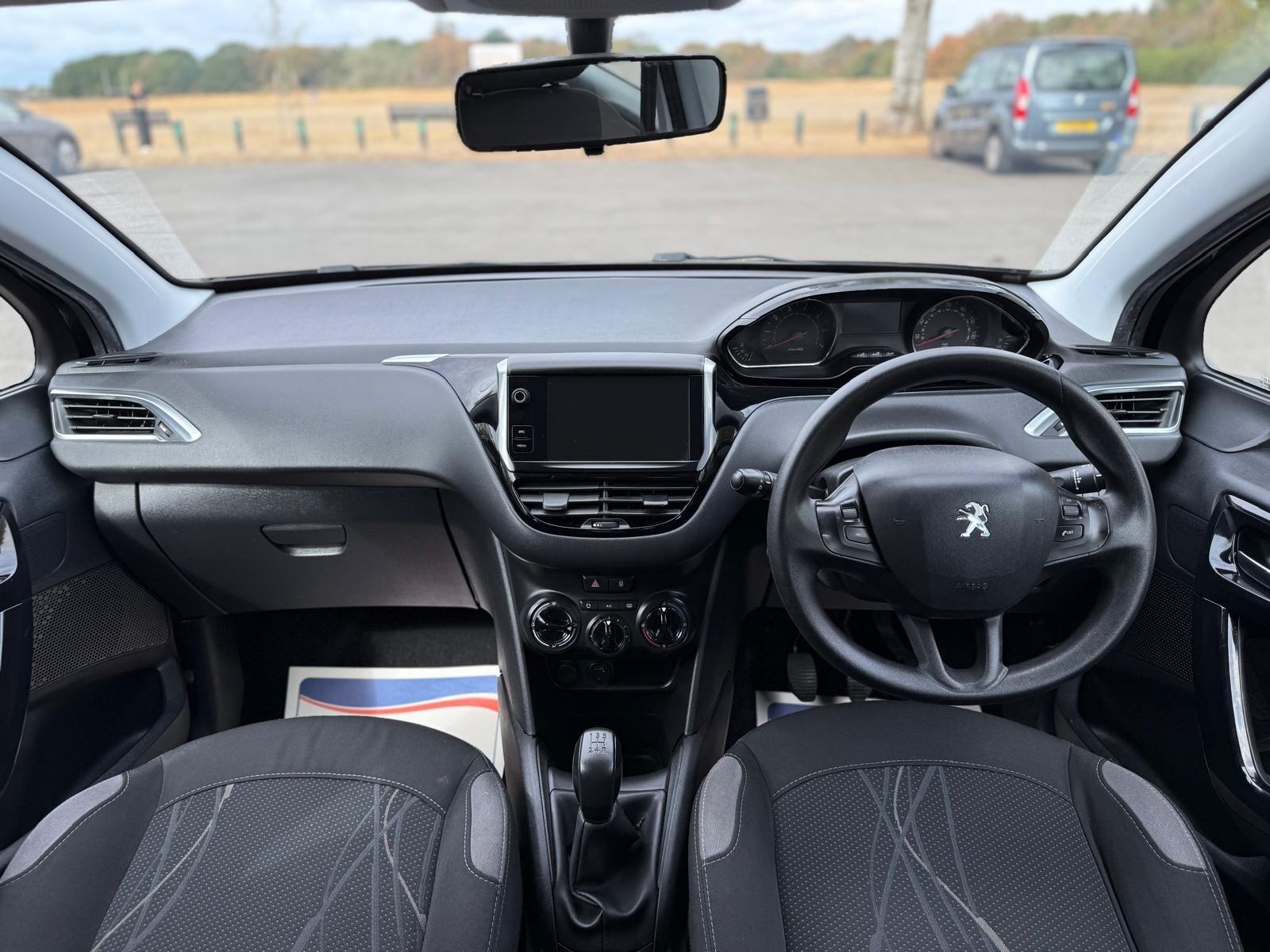 Peugeot 208 view 2